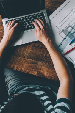 Öğrenci mühendisi onun işyerinde