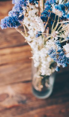 Vazoda ihale çiçekler