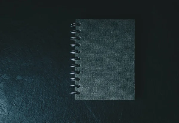桌上的黑色笔记本 — 图库照片