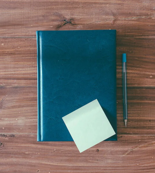 Cuaderno y pluma en la mesa — Foto de Stock