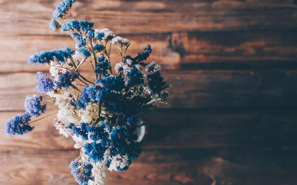 Vazoda ihale çiçekler