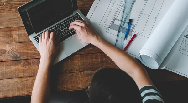 Öğrenci mühendisi onun işyerinde