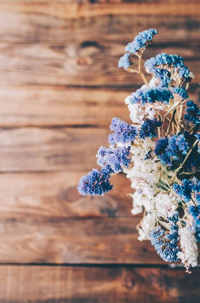 Vazoda ihale çiçekler