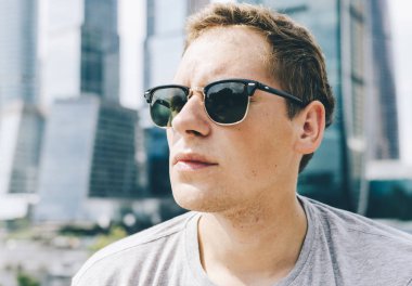 Genç adam ve gökdelenler