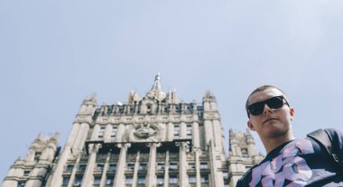 Adam Sovyet Binası tarafından