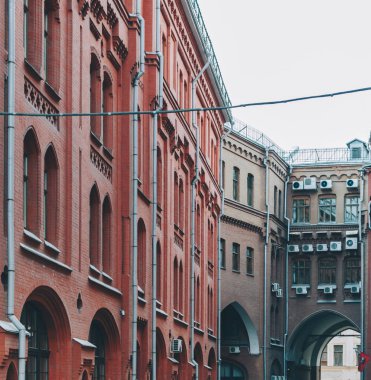 Kırmızı tuğla mimarisinde şehir sokak