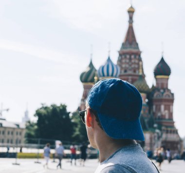 Kırmızı kare üzerinde turist