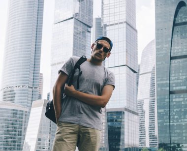 Genç adam ve gökdelenler