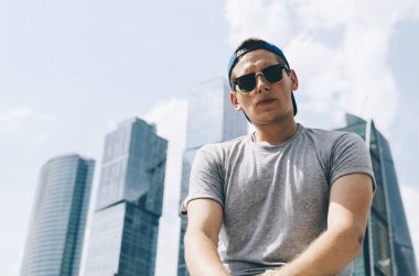 Genç adam ve gökdelenler