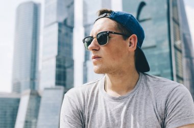 Genç adam ve gökdelenler