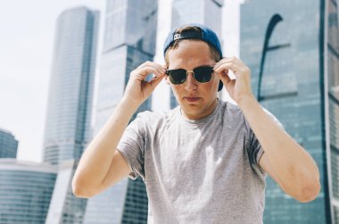 Genç adam ve gökdelenler