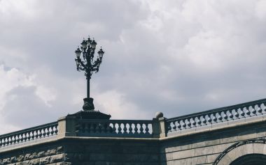 Şehirdeki sokak lambası