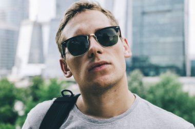 Şehir parkındaki adam