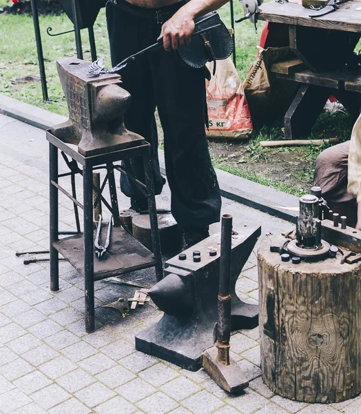 Schmied bei Festival im Einsatz — Stockfoto