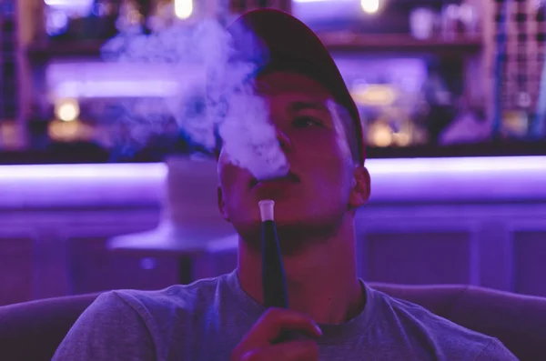 Uomo che fuma narghilè — Foto Stock