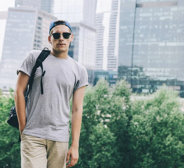 Şehir parkındaki adam