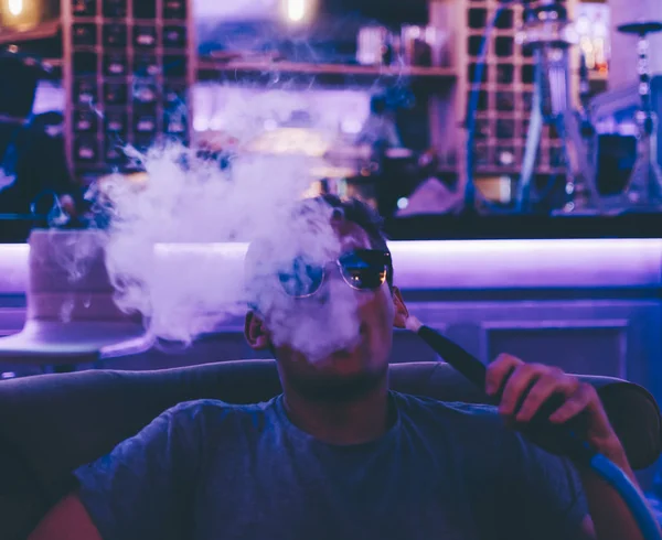 Человек курит кальян — стоковое фото