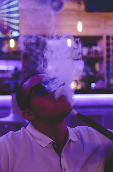 男、喫煙ギセル — ストック写真