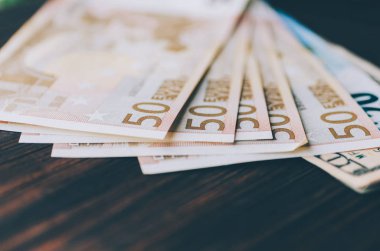 Para Lirası masa üstünde