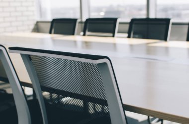 Ofisteki sandalye ve masa