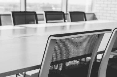 Ofisteki sandalye ve masa