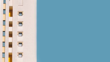 Modern bina ve mavi gökyüzü