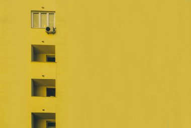 Windows ile bina sarı