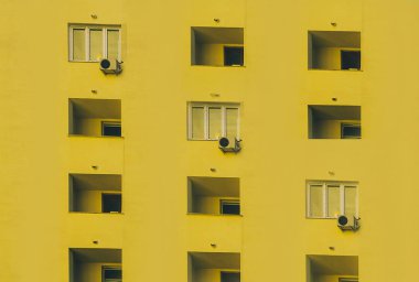 Windows ile bina sarı