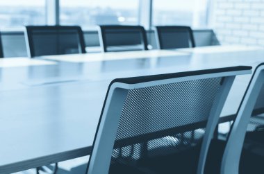 Ofisteki sandalye ve masa