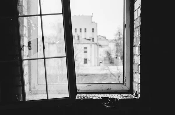 Jendela lama yang pecah — Stok Foto