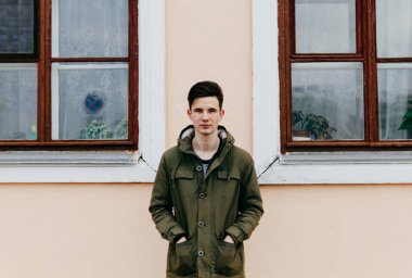 çekici bir genç adam