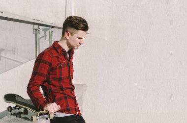 Kaykaylı genç adam.