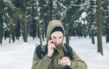 Telefon ile adam kış