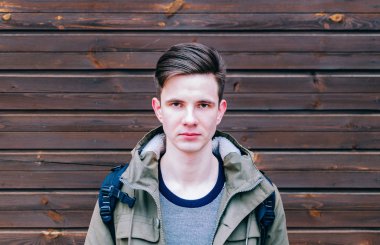 çekici bir genç adam