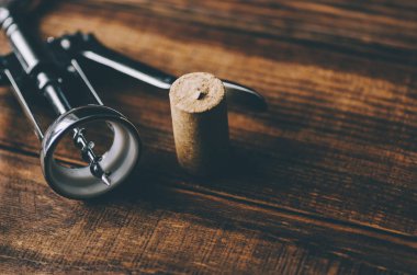 Tablo üzerinde metal tirbuşon