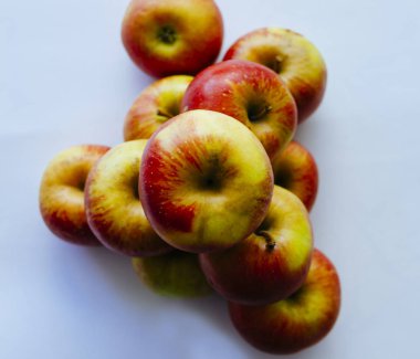 Masadaki olgun elmalar