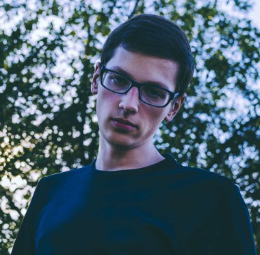 Gözlüklü genç adam