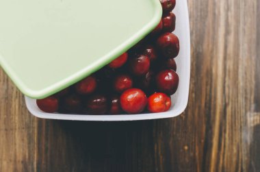 Kutusunda taze kiraz 