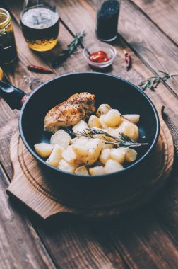 Kızarmış tavuk ve patates.