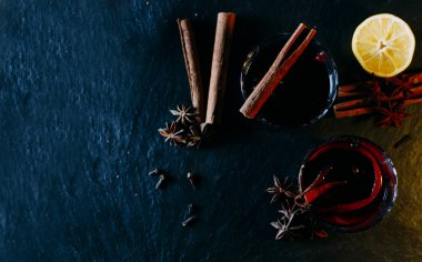 Bardaklarda mulled şarap