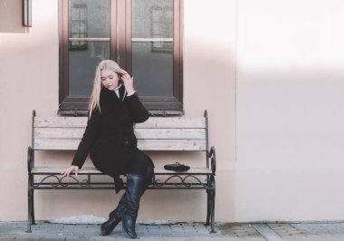 Şehirde bir yolda sarışın kadın