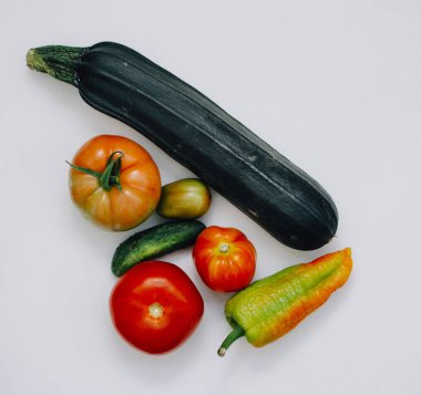 Masanın üstünde organik sebze