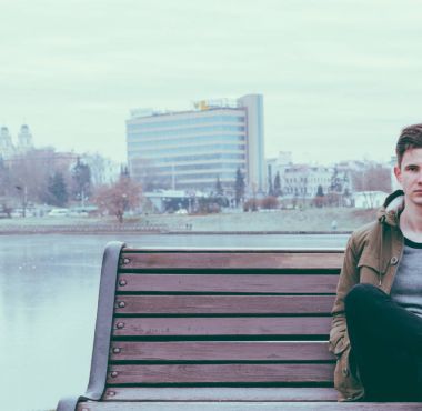 bankta oturan genç adam