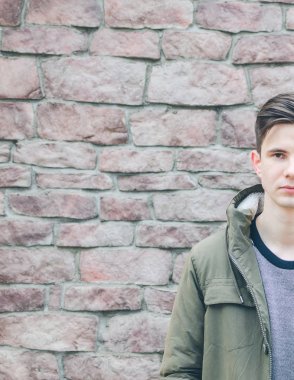 çekici bir genç adam