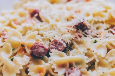 Salam ile makarna farfalle