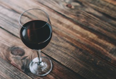 Bardakta kırmızı şarap.