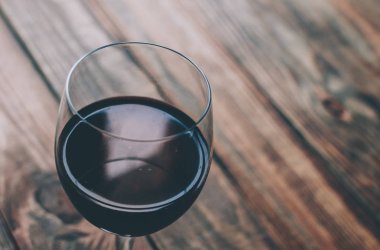 Bardakta kırmızı şarap.