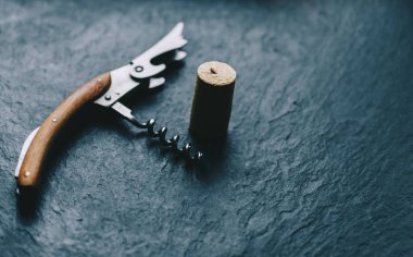 Tablo üzerinde metal tirbuşon