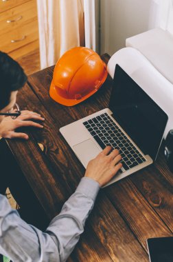 Laptop çalışma adlı genç mühendis