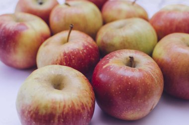 Masadaki olgun elmalar